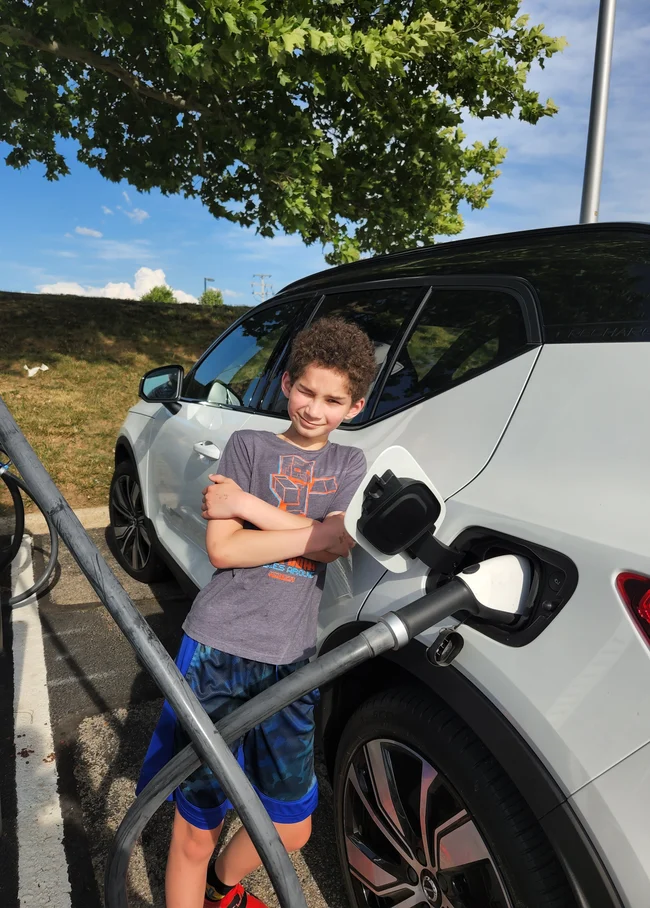 Дали е безбедно децата и домашните миленици да бидат покрај EV полнач