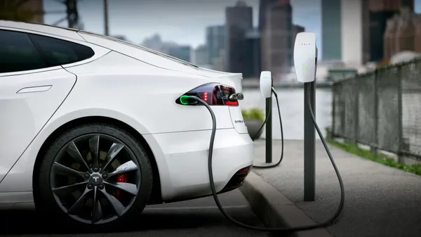 Каков полнач за кола да изберете ако возите Tesla во Македонија?