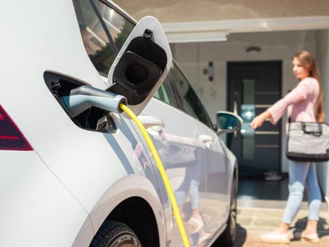 Кое е најдоброто место за монтажа на EV полнач во гаража или двор